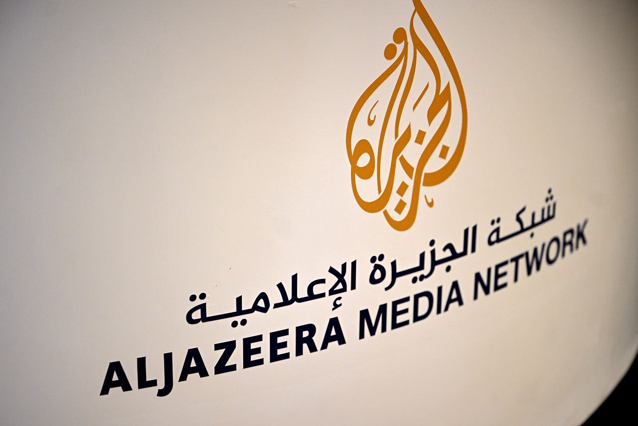 El primer ministro israelí, Benjamin Netanyahu, afirmó que usará una nueva normativa para suspender la difusión de Al Jazeera en el país y calificó la emisora de "cadena terrorista". La televisión catarí indicó que "condena esas declaraciones y considera que no son más que una peligrosa y ridícula mentira".