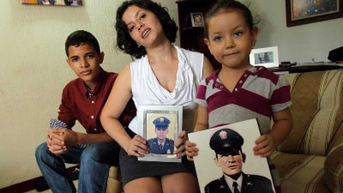 Carlos (i), Jennifer Paola Duarte Marín (c) y Ana María Muñoz Duarte (d) esperan el domingo, en Villavicencio, la llegada del intendente de la Policía Nacional Carlos José Duarte, secuestrado por las FARC en julio de 1999 durante la toma de la guerrilla al poblado de Puerto Rico.