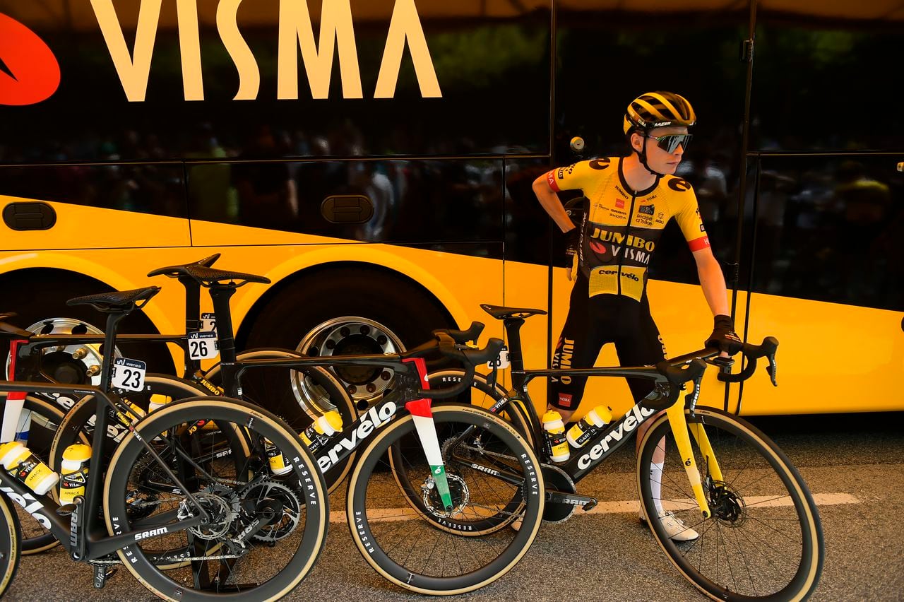 El danés Jonas Vingegaard previo al comienzo de la 13ra etapa de la Vuelta a España, el domingo 10 de septiembre de 2023, en Pamplona. (AP Foto/Álvaro Barrientos)