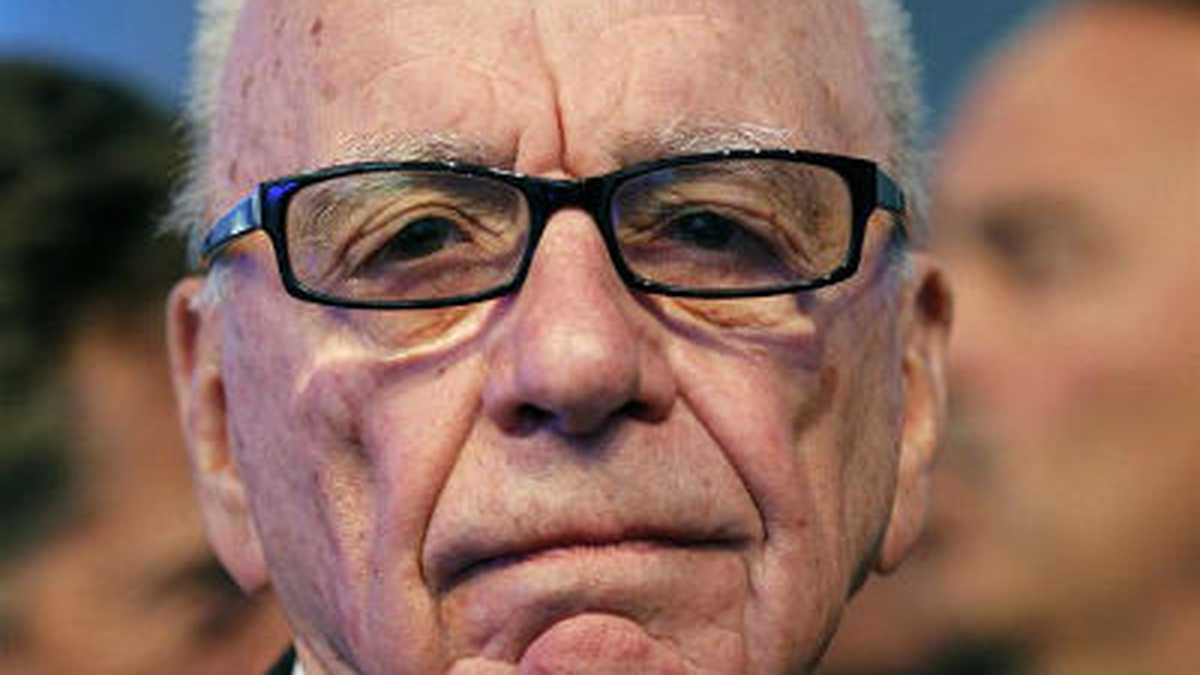 Imagen del 24 de mayo del 2011 del magnate británico Rupert Murdoch en París, Francia. El Parlamento británico aseguró el martes que Murdoch "no es apto" para dirigir una empresa y puso en cuestión el futuro de sus negocios en el Reino Unido, en especial su golosa participación en el operador de televisión BSkyB.
