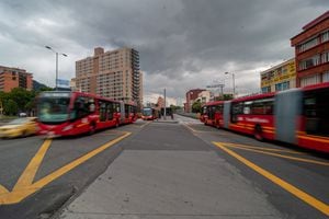 Cruce entre la calle 72 y la avenida Caracas con poco tráfico luego de que la ciudad de Bogotá ingresara en cuarentena estricta de 4 días y cierre del 8 de enero al 12 de enero en medio de la nueva pandemia de coronavirus en Bogotá, Colombia, el 8 de enero de 2020. (Foto por Sebastian Barros / NurPhoto a través de Getty Images)