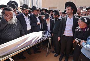 Los dolientes israelíes asisten al funeral de Avishai Yehezkel, una de las cinco personas que murieron en el tiroteo de ayer en la ciudad religiosa de Bnei Brak, el 30 de marzo de 2022. - El primer ministro israelí, Naftali Bennett, advirtió sobre una "ola del terrorismo árabe asesino" antes de los funerales de dos de las cinco personas muertas en un tiroteo en la ciudad judía ultrarreligiosa. El tiroteo en Bnei Brak, una ciudad costera en las afueras de Tel Aviv, de cuatro civiles y un oficial de policía fue el tercer ataque fatal con arma o cuchillo en el estado judío en la última semana. (Foto de Menahem KAHANA / AFP)