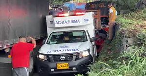 La ambulancia tuvo que ser empujada por más de diez hombres para poder pasar.