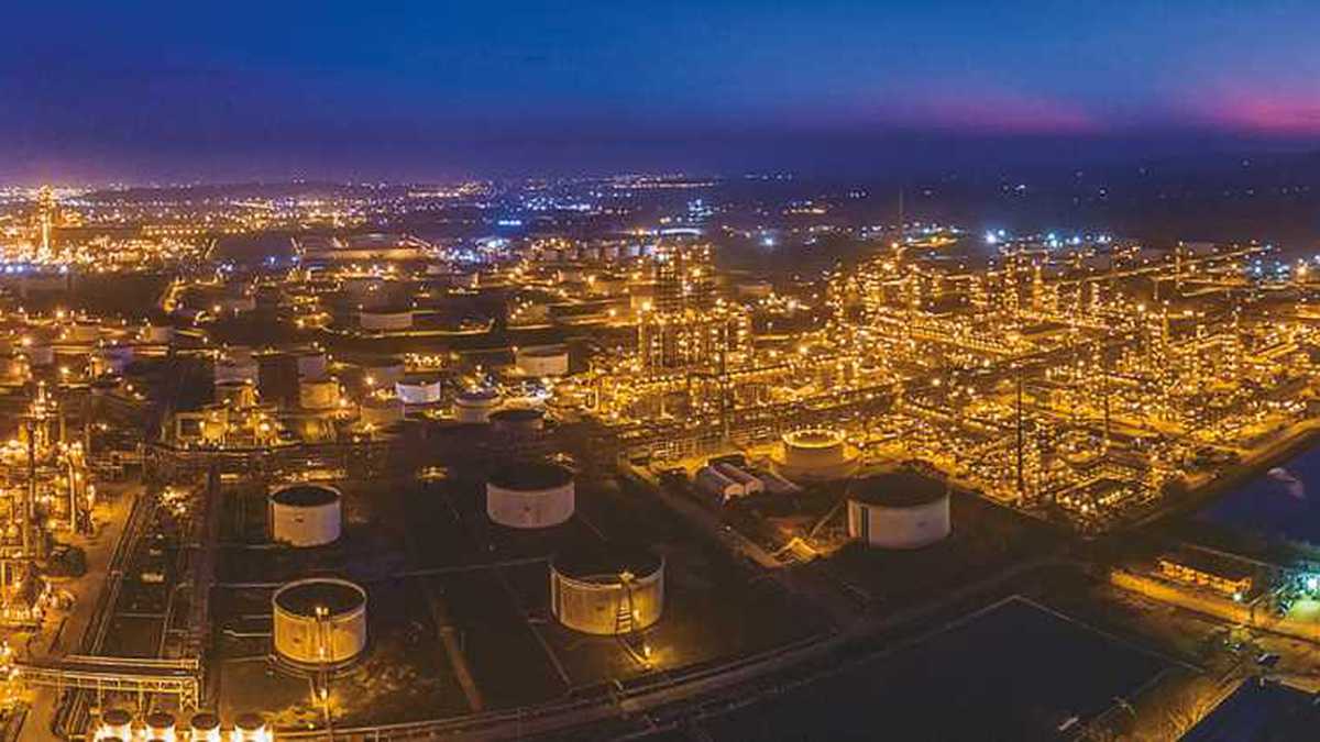 El gobierno salió en defensa de su gestión para agilizar las obras de la refinería.