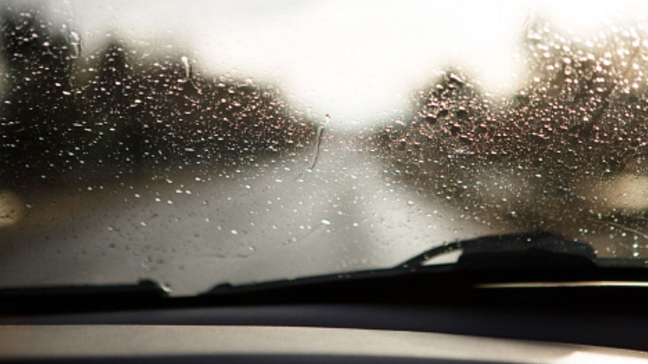 El frío y la humedad han llegado para quedarse: así podemos desempañar los  cristales de nuestro coche en pocos segundos