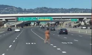 La mujer, cuya identidad no fue revelada caminó desnuda por la autopista Oakland - San Francisco y amenazó a los carros con un arma de fuego.