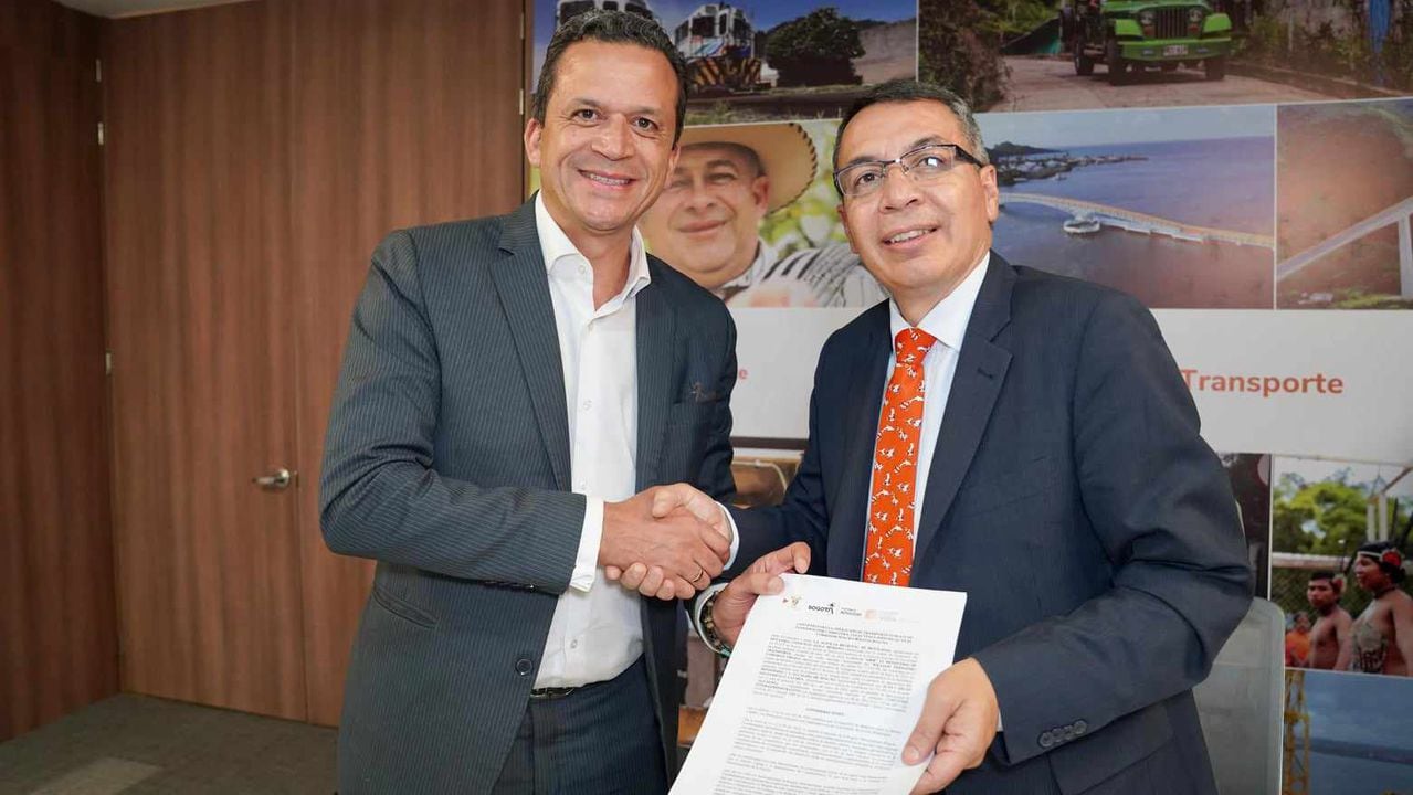 El alcalde de Soacha, Juan Carlos Saldarriaga, y el ministro de Transporte, William Camargo, firmando el convenio.