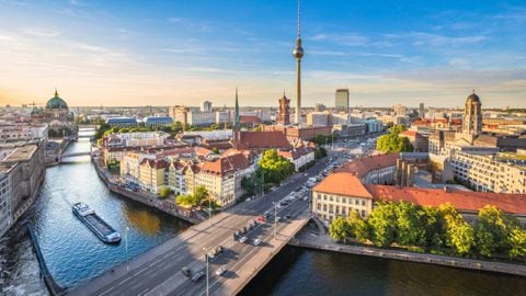 Edificaciones de la ciudad de Berlín con río Spree al atardecer, Alemania.
