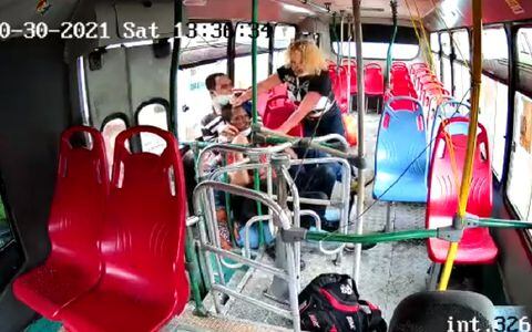 Captura de pantalla del video de la cámara de seguridad. Los tres pasajeros, dos mujeres y un hombre, sometieron al atracador.