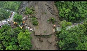 Derrumbe en la zona La Cabaña cerca al municipio de Puerto Rico en Risaralda, cerca de 40 metros de derrumbe sobre la vía y varios vehículos atrapados.