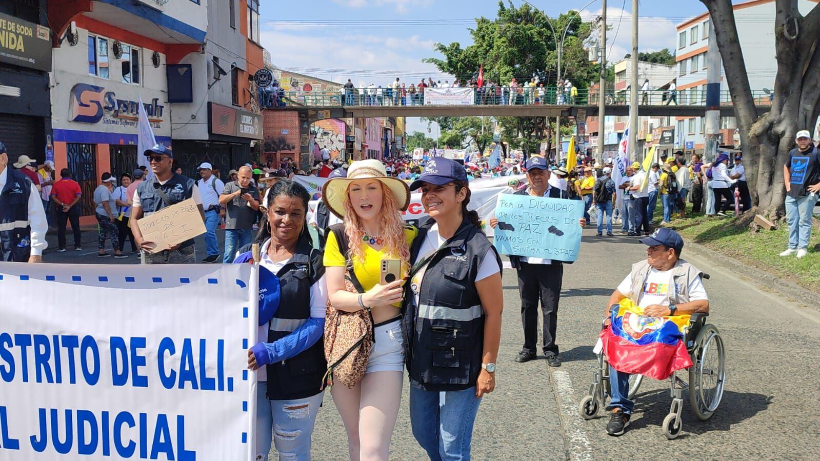 Rebecca Marlene Sprößer, la alemana que había sido expulsada de Colombia por su participación durante el paro nacional, marchó con los caleños en el marco del Día Internacional del Trabajo.