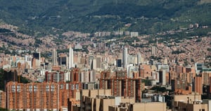 El documento certifica el estrato socioeconómico de viviendas que estén construidas en la ciudad de Medellín.