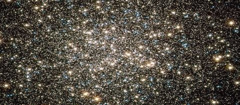 Los científicos han encontrado pruebas sólidas de que existían estrellas supermasivas dentro de los cúmulos globulares cuando se formaron hace 13.000 millones de años. Aquí, una imagen del cúmulo globular M13, a 22 000 años luz de la Tierra, que consta de un millón de estrellas comprimidas en un espacio de 150 años luz de diámetro.