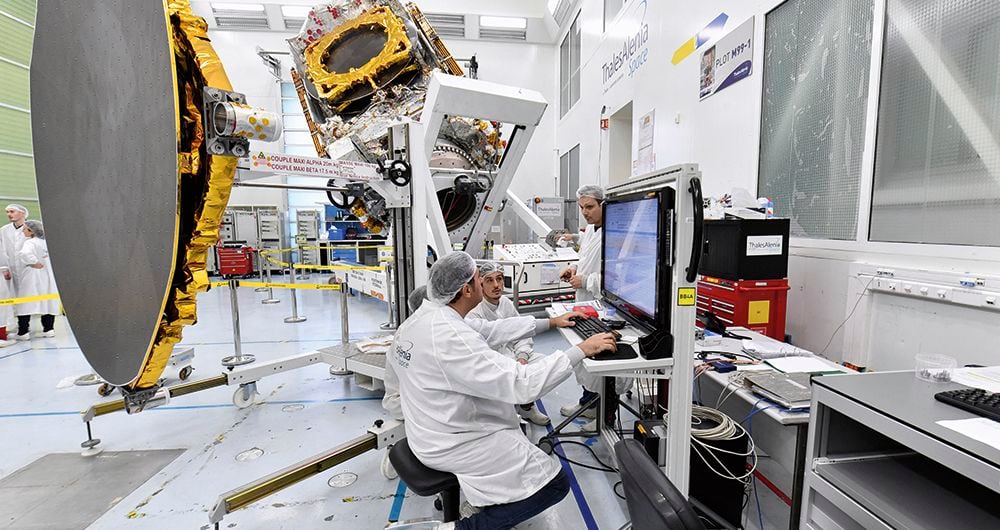 La multinacional, presente en 70 países, prevé que Colombia necesitará 100.000 programadores para los próximos años. Thales también se especializa en el diseño y la fabricación de satélites. 