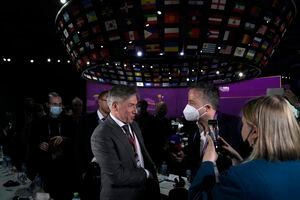 El delegado de Rusia Alexey Sorokin, a la izquierda, habla con los periodistas al final del congreso de la FIFA en el Centro de Convenciones y Exposiciones de Doha
