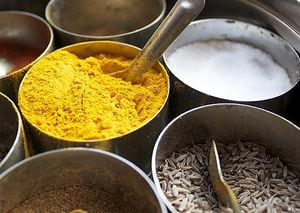La cúrcuma o raíz amarilla es una especia cotidiana en la cocina india y también conocida por su efecto antiinflamatorio.