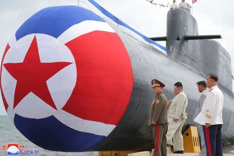 En esta fotografía proporcionada por el gobierno de Corea del Norte, el líder de Corea del Norte, Kim Jong Un, segundo a la izquierda, mira lo que se dice un nuevo submarino de ataque nuclear "Hero Kim Kun Ok" en un lugar no especificado en Corea del Norte el miércoles 6 de septiembre de 2023.