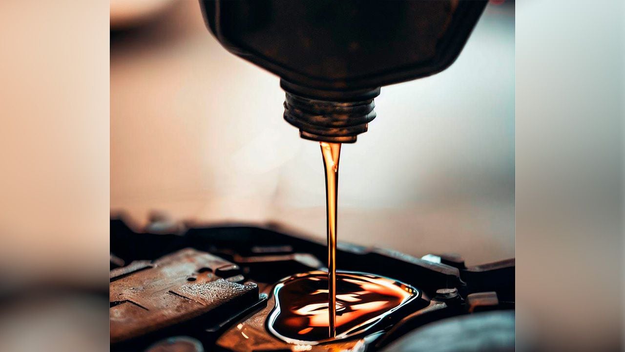 Existen varias señales que advierten cuando se debe hacer el cambio de aceite en un carro.