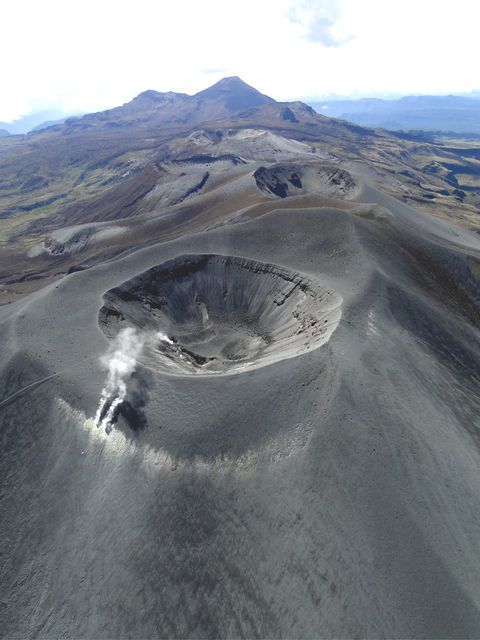 Panorámica de la Cadena Volcánica de los Coconucos, conformada por doce
volcanes. Se encuentra entre los departamentos de Cauca y Huila. Fotografía tomada en el 2011
por científicos del Observatorio Vulcanológico y Sismológico de Popayán del Servicio Geológico
Colombiano. En primer plano el volcán Puracé con el cráter con campos fumarólicos, es el más
activo de la cadena y uno de los más activos de Colombia. Al fondo el volcán Pan de Azúcar.