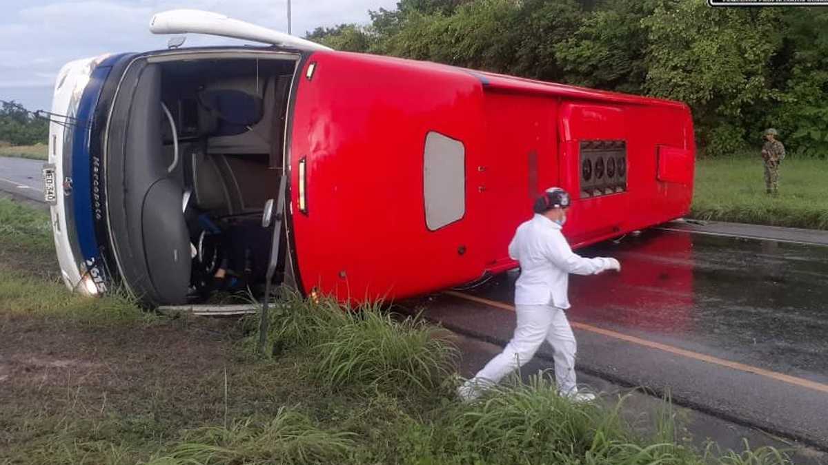 Un muerto y varios heridos dejó bus que se volcó en el sur del Cesar.