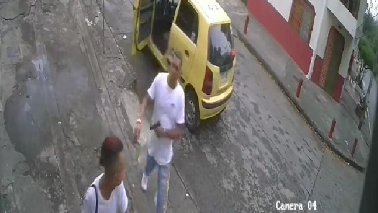 El ladrón se bajó de un taxi y le quitó el bolso a un ciudadano.