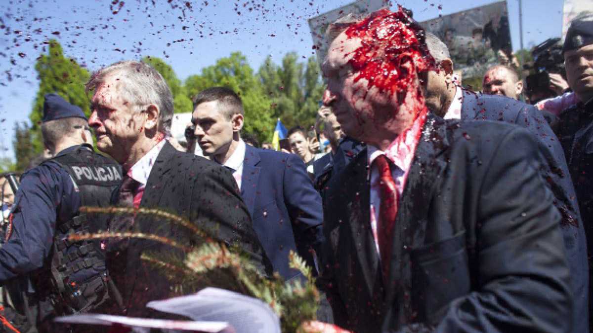 Manifestantes lanzaron tarros de pintora roja contra el embajador ruso