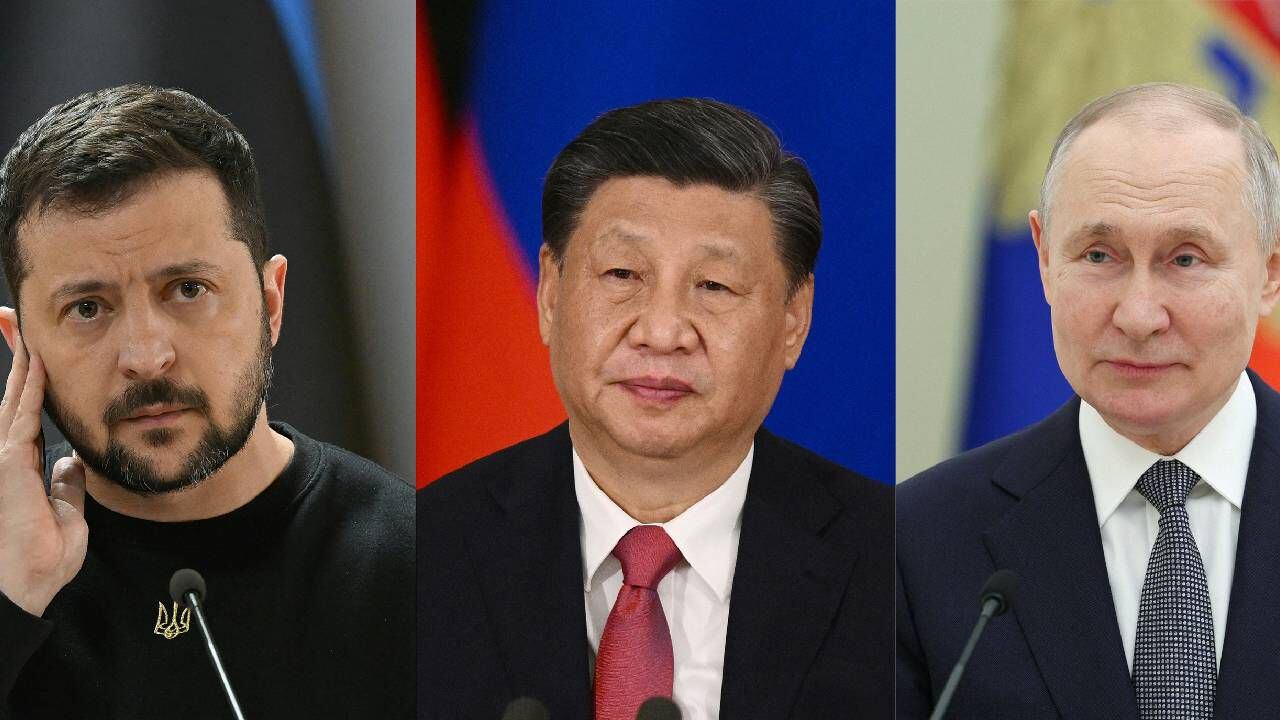 El presidente de China, Xi Jinping (centro), entre sus homólogos de Ucrania (izquierda) y Rusia (derecha).