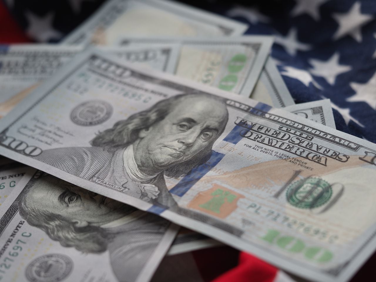 Dólares. (Photo Illustration by Igor Golovniov/SOPA Images/LightRocket via Getty Images)