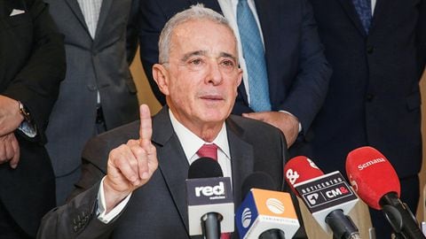 El expresidente Álvaro Uribe expuso lo que denominó las 23 pruebas del montaje en su contra. La audiencia, que continuará el lunes, duró cerca de 12 horas.