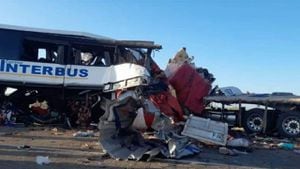 Al menos 16 muertos y 30 heridos deja accidente de un bus en México