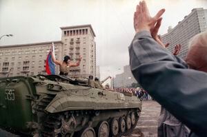 Un soldado con una bandera rusa en la mano festeja desde su tanque el anuncio de que un golpe de estado había fracasado el 21 de agosto de 1991 en Moscú. (AP Photo/Czarek Sokolowski, File)