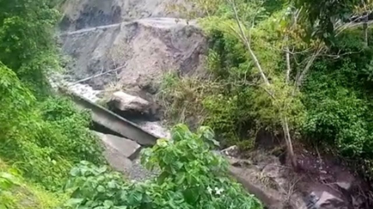 En Dabeiba, municipio del occidente de Antioquia, más de 8.000 habitantes están incomunicados por la caída de un puente, a causa de las fuertes lluvias que no cesan en el departamento.