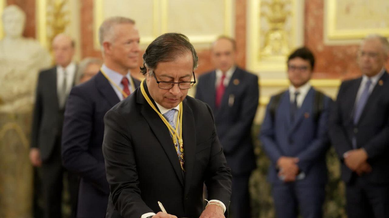 El presidente Gustavo Petro firmó el Libro de Honor de la Cámara Alta en España.