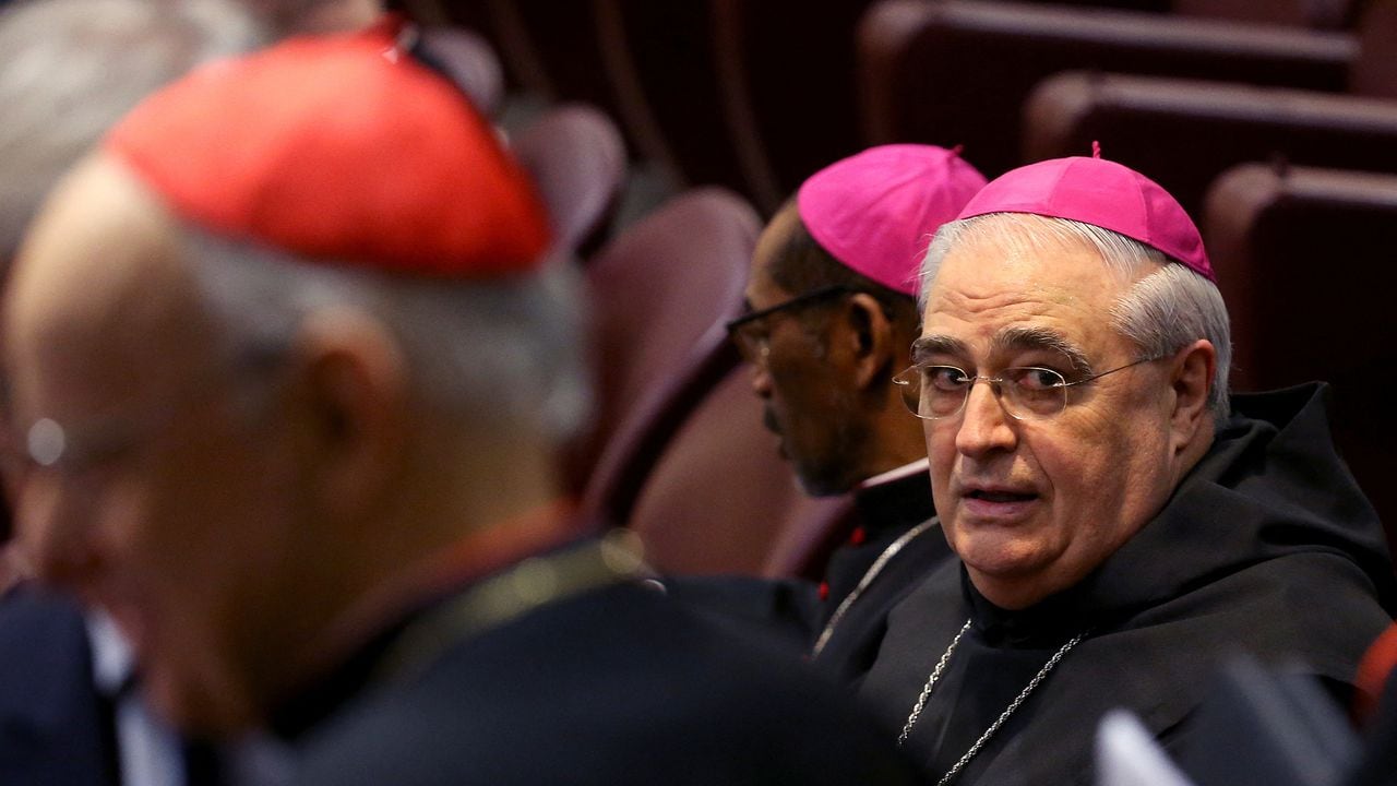 El obispo José Luis Lacunza Maestrojuan (derecha) antes de que el Papa Francisco dirija un consistorio extraordinario en el Vaticano el 12 de febrero de 2015.
