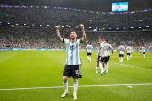 Lionel Messi de Argentina celebra después de anotar el primer gol de su equipo durante el partido de fútbol del grupo C de la Copa Mundial entre Argentina y México, en el Estadio Lusail en Lusail, Qatar, el sábado 26 de noviembre de 2022. 