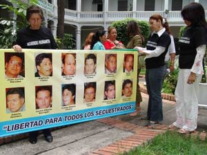 FAMILIARES DE LOS DIPUTADOS DEL VALLE 3 AÑO.DIFERENTES TOMAS DE LOS FAMILIARES DE LOS DIPUTADOS DEL VALLE SECUESTRADOS POR LAS FARC HACE TRES AÑOS.FOTO: FABIO POSADAMARZO DE 2005                               