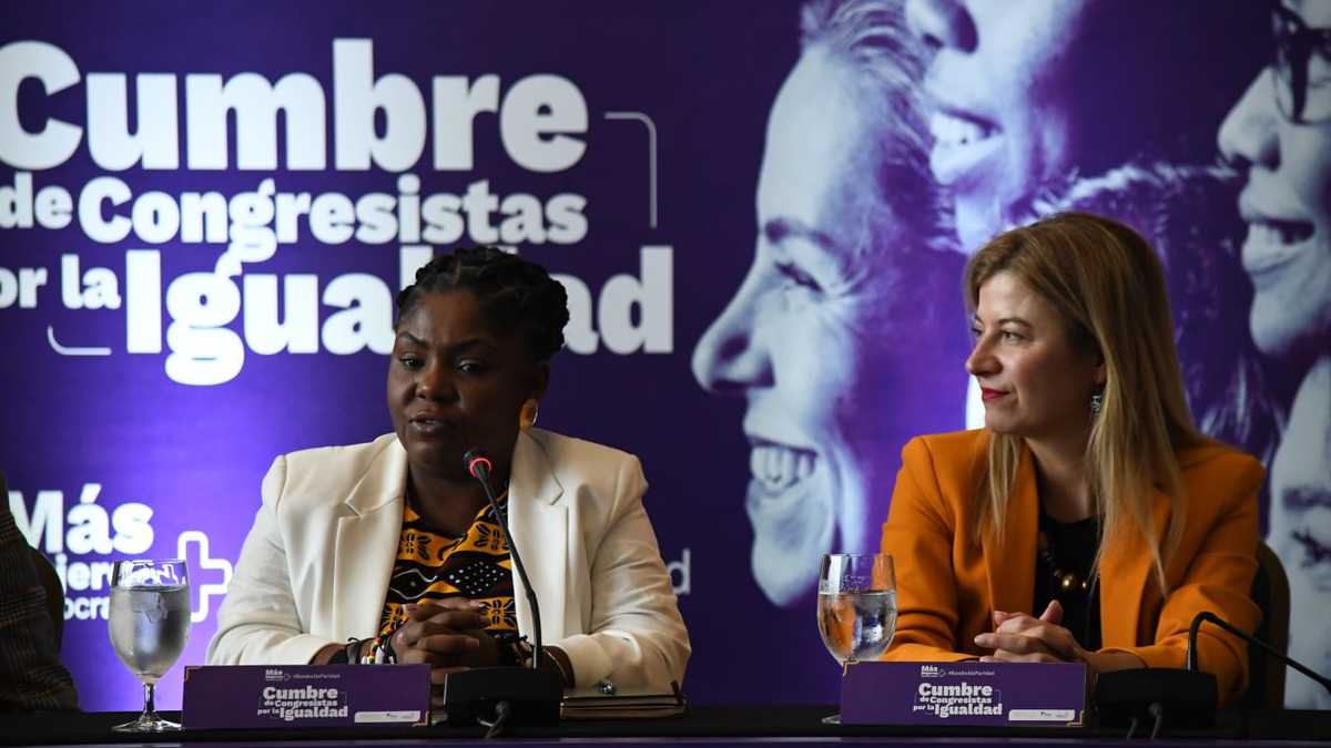 La vicepresidenta electa, Francia Márquez, y la representante de ONU Mujeres Colombia, Bibiana Aido, en la Cumbre de Congresistas por la Igualdad.