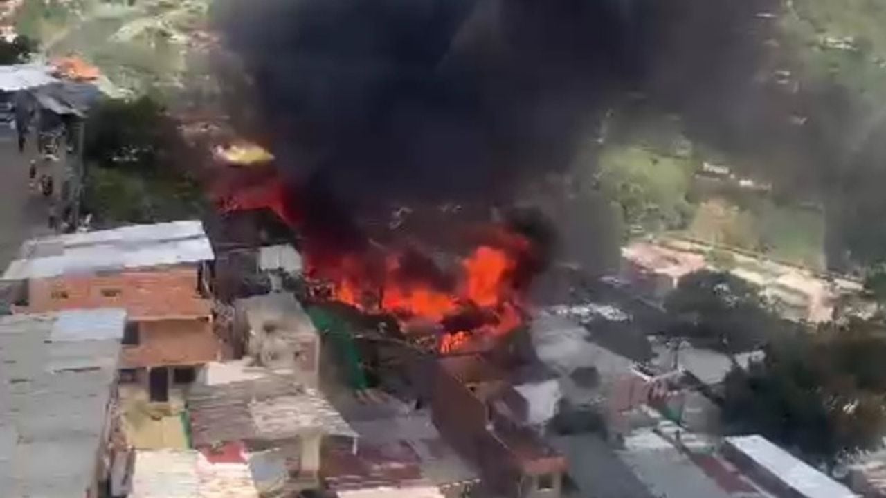 Incendio de grandes proporciones en Medellín.