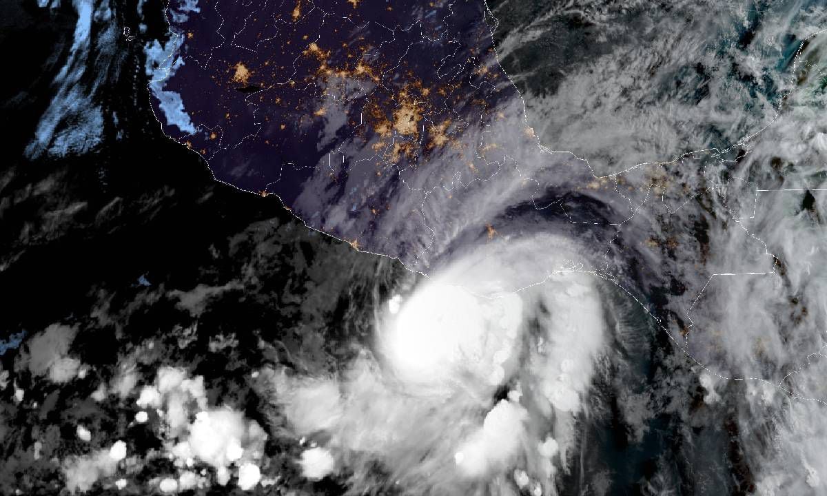 El ciclón ingresó a México con categoría dos, pero se espera que en la próximas horas pierda fuerza.