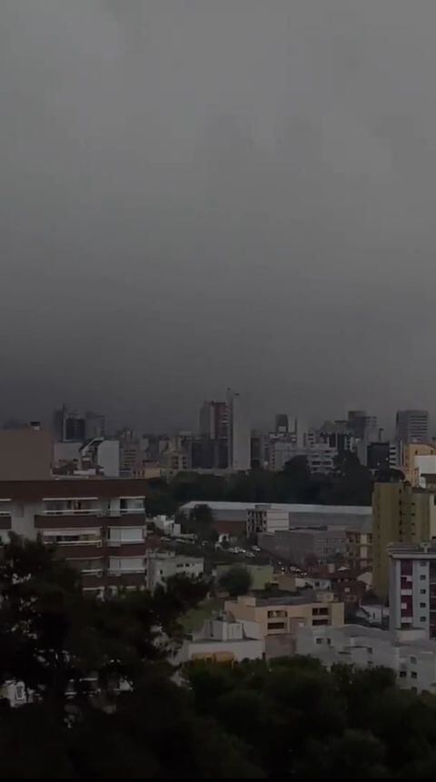 Gigantesca nubre cubre Caxias do Sul, una ciudad al sur de Brasil. Foto tomada de la cuenta X de MetSul