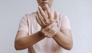 El dolor en las manos puede ser ocasionada por enfermedades como la fibromialgia.