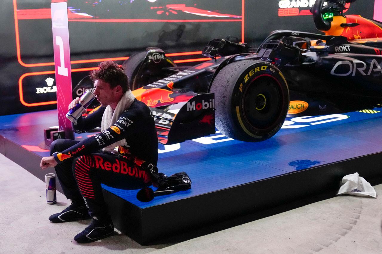 El piloto neerlandés de Red Bull Max Verstappen se refresca después de ganar la carrera de autos del Gran Premio de Fórmula Uno de Qatar en el Circuito Internacional de Lusail, en Lusail, Qatar, el domingo 8 de octubre de 2023. (Foto AP/Darko Bandic)