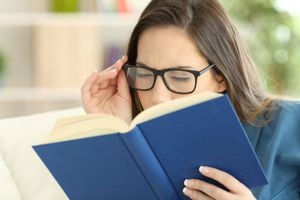 Los pacientes con presbicia alejan el material de lectura para poder ver con claridad, ya que tienen visión borrosa a una distancia normal y sufren fatiga visual.