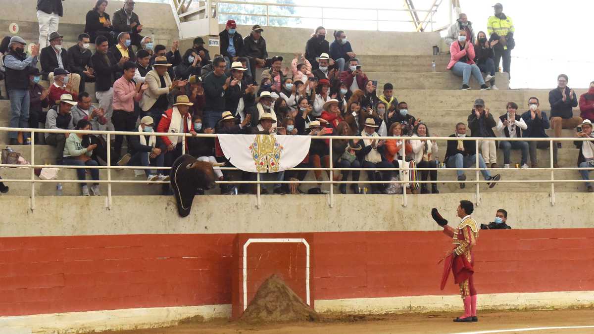 Más de 80 personas de Lenguazaque llegaron a Puente Piedra a acompañar a su torero, el novillero Anderson Sánchez.