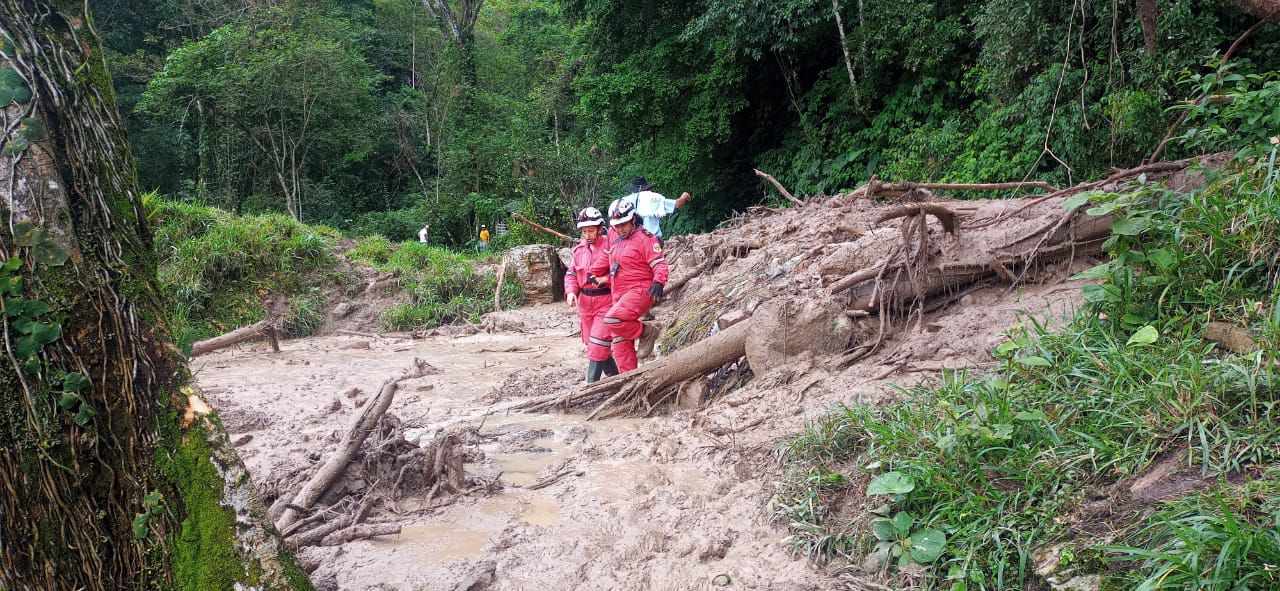 Los organismos de rescate trabajan para adecuar senderos de paso provisional para los campesinos de Ubalá, un municipio ubicado a un poco más de 120 kilómetros de distancia de Bogotá.