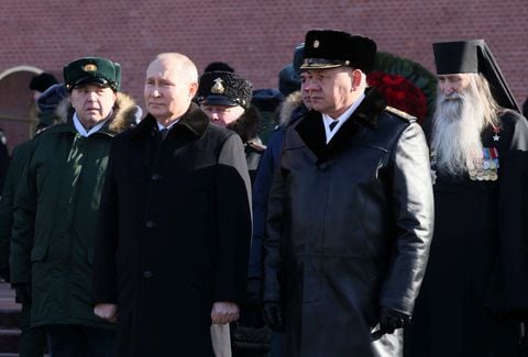El presidente ruso, Vladimir Putin, y el ministro de Defensa, Sergei Shoigu, participan en una ceremonia de colocación de coronas en la Tumba del Soldado Desconocido junto al Muro del Kremlin en el Día del Defensor de la Patria en Moscú