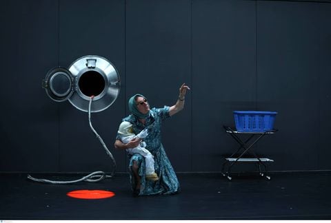 Imagen de la obra "The Far Side of the Moon" del dramaturgo canadiense Robert Lepage. Crédito: David Leclerc. Cortesía del Teatro Julio Mario Santo Domingo