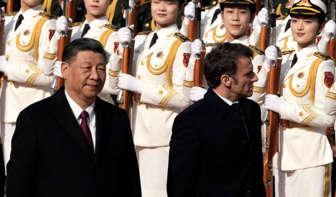 El presidente de Francia, Emmanuel Macron (D) recibe honores militares en su visita a China