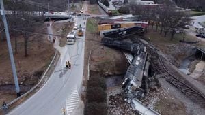 Al menos dos personas resultaron  heridas en un impactante choque de un tren contra un camión cerca de la ciudad de Chattanooga, Tennessee, en un hecho que es investigado por las autoridades ferroviarias.