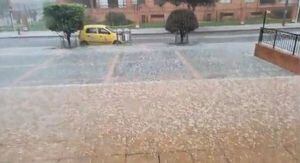 A esta hora se presenta la caída de granizo en algunos puntos de la ciudad.